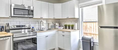 City Chic Townhome Near Downtown | Eigene Küche