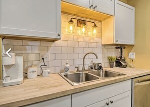 City Townhome | Private kitchen - Urban Chic Townhome Near Downtown (Indianapolis)