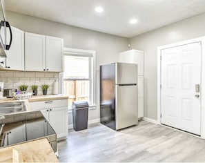 City Chic Townhome Near Downtown | Private kitchen - Urban Chic Townhome Near Downtown (Indianapolis)
