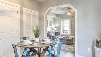 City Chic Townhome Near Downtown | Makan di kamar