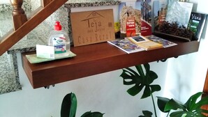 Una escalera de madera con un letrero que dice "La Teja del Jerez Casa Rural" sobre una estantería.