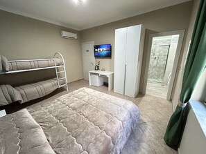 Family Room | Hypo-allergenic bedding, free minibar, desk, soundproofing - Skycity b&b (Naples)