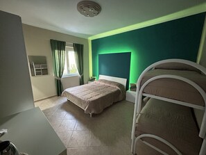 Family Room | Peralatan tempat tidur hipoalergenik, bar mini percuma, meja 