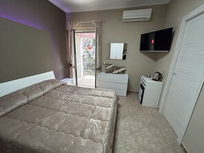 Club Room, 1 Katil Kelamin (Double), Garden View | Peralatan tempat tidur hipoalergenik, bar mini percuma, meja 