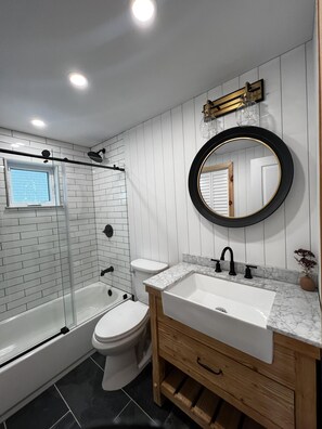 Shower, hair dryer, towels, soap - Valhalla!! (Ludlow)