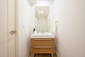Baignoire, sèche-cheveux, serviettes fournies, savon