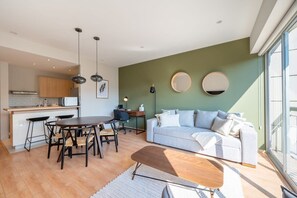 Fernseher, DVD-Player, Bücher, Stereoanlage