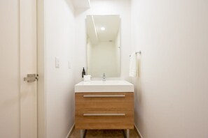 Badewanne, Haartrockner, Handtücher, Seife