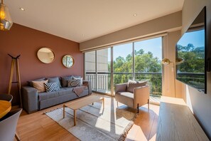 TV, DVD player, books, stereo