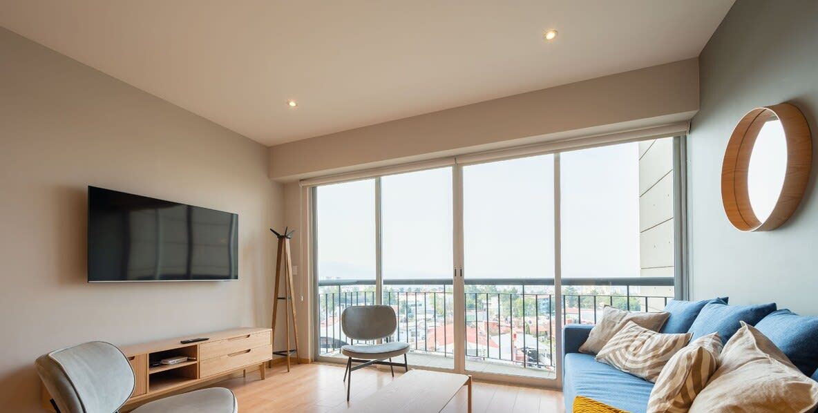 TV, DVD-spiller, bøker og stereoanlegg