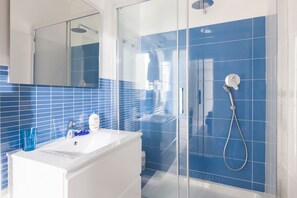 Dusche, Haartrockner, Bidet, Handtücher