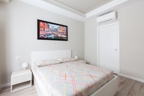 2 chambres, coffres-forts dans les chambres, bureau