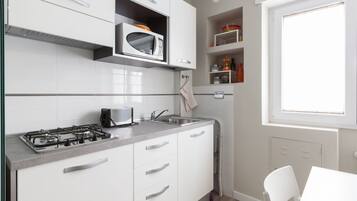 Réfrigérateur, micro-ondes, plaque de cuisson, cafetiÚre/bouilloire