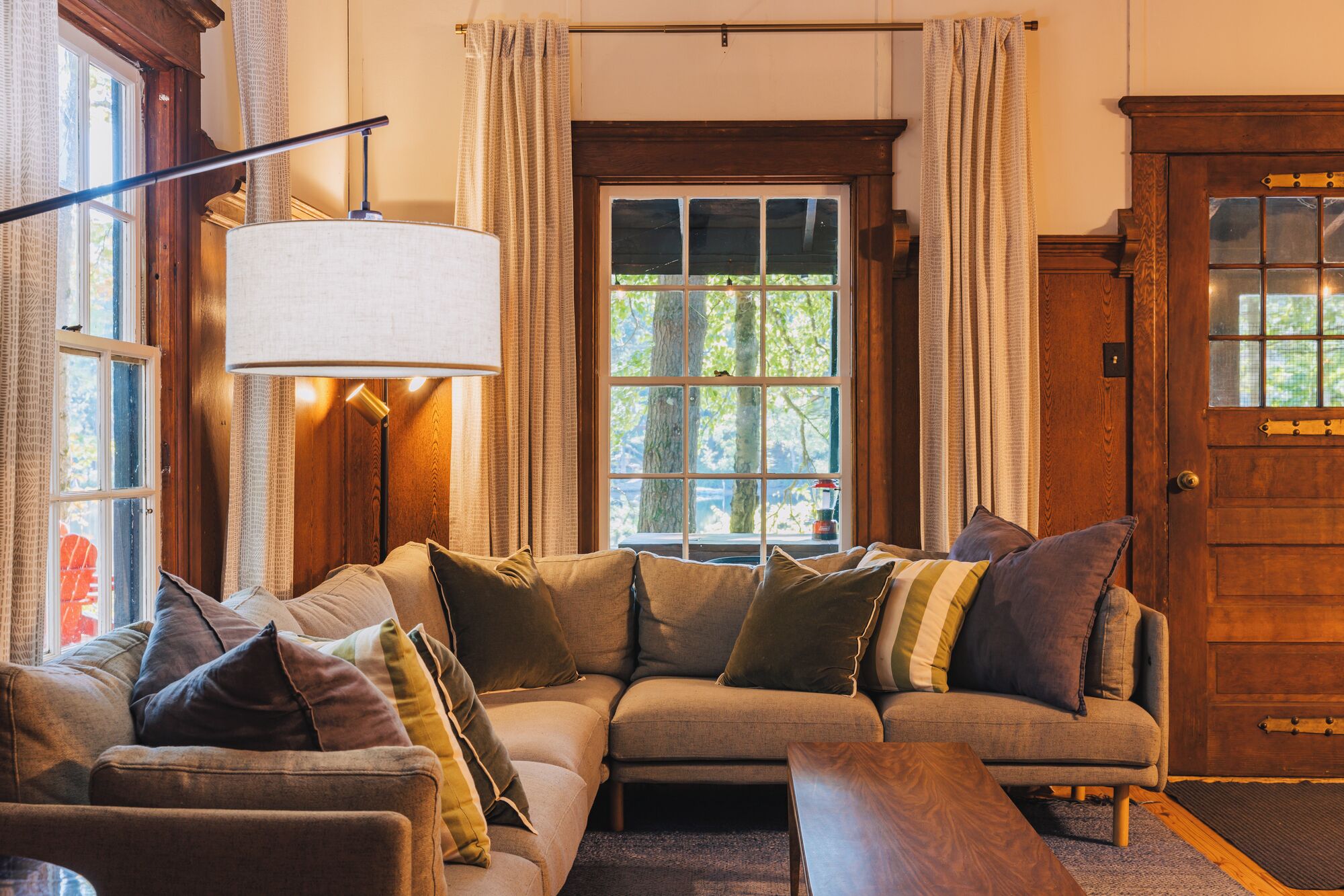 Una televisión, una mesa de tenis de mesa