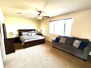 Room - Amazing home with community pool. Walking distance to river walk (Tucson)