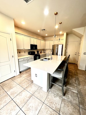 Private kitchen - Amazing home with community pool. Walking distance to river walk (Tucson)