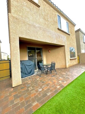 Outdoor dining - Amazing home with community pool. Walking distance to river walk (Tucson)