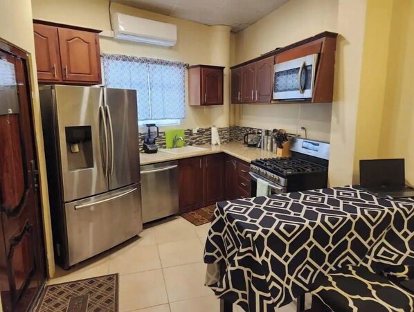 Kjøleskap, mikrobølgeovn, ovn og kokeplater