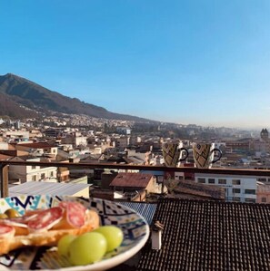 Outdoor dining - Casa Parásito, Tinyhouse Sobre Terraza Privada Junto Centro Arte Contemporáneo (Quito)