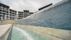 Uma fonte com uma cascata em um ambiente arquitetônico moderno.