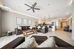 Smart TV y chimenea 