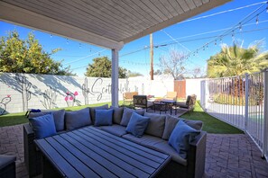 Terrace/patio - Luxurious 3 Bedroom Home w Heated Pool, BBQ & Firepit (Scottsdale)