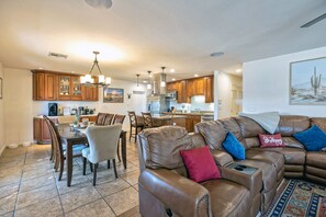 Smart TV, stereo - Luxurious 3 Bedroom Home w Heated Pool, BBQ & Firepit (Scottsdale)