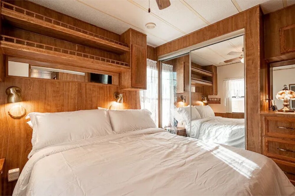 King Bed Comfortable Park Model pools & hot tubs Yuma County Vrbo