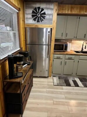 ثلاجة، ميكروويف، فرن، موقد طهي مسطح