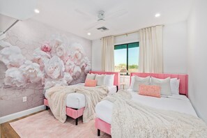 4 bedrooms, travel crib, WiFi - NEW - Dollhouse - Heated Pool, 5 Mins from Old Town Scottsdale! (Scottsdale)