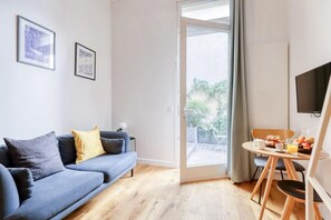 TV - Lovely Studio in a Secret Courtyard Montmartre (2) (Paris)