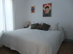 4 bedrooms, desk, WiFi, bed sheets