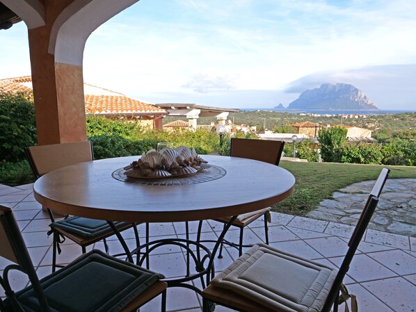 Outdoor dining - Sea view and BudoniRent board (Porto San Paolo)