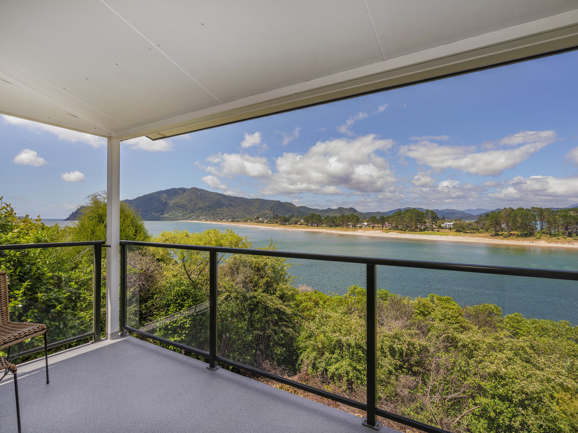 Un balcone con vista su una spiaggia e montagne.