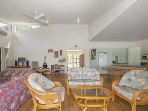 TV - Pohutukawa on Paku - Tairua Holiday Home (Tairua)