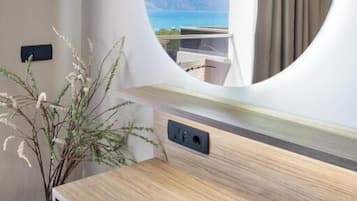 Chambre Double Supérieure, vue partielle sur la mer | Coffres-forts dans les chambres, rideaux occultants, Wi-Fi gratuit