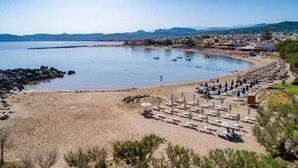 Privat strand i nærheten, parasoller og strandbar