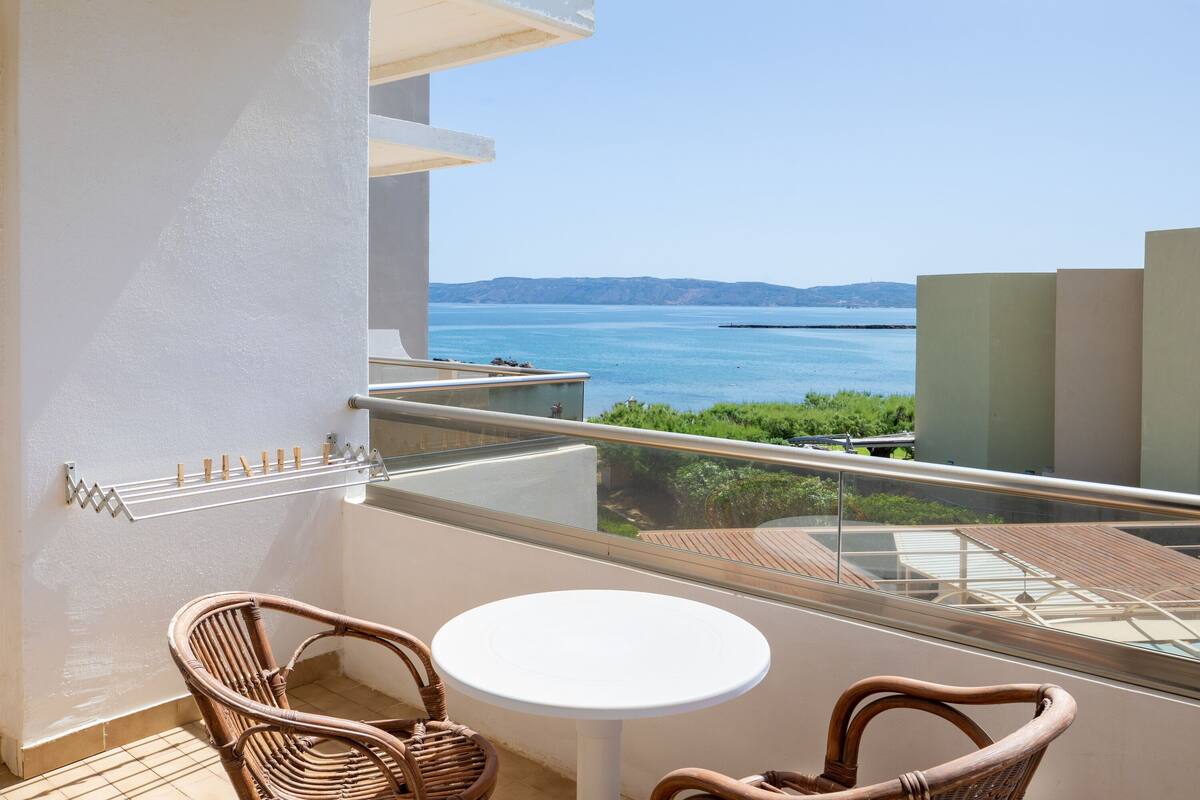 Family Room, Partial Ocean View | In-room safe, blackout drapes, soundproofing, WiFi (free)