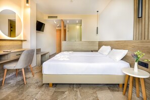Superior Double Room, Partial Sea View | Peti besi dalam bilik, langsir/tirai gelap terus, kalis bunyi 