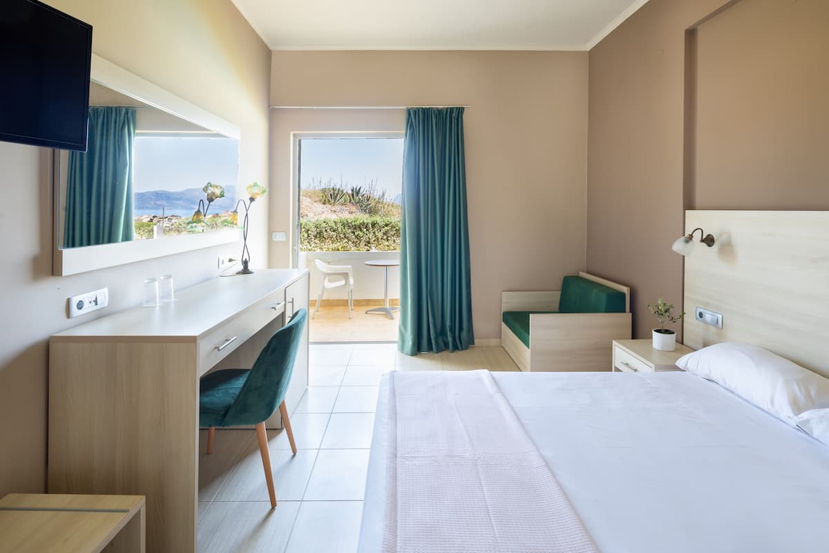 In-room safe, blackout curtains, free WiFi, bed sheets