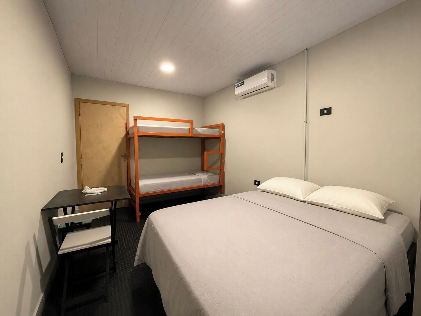 クラシック 4 人部屋 | WiFi (無料)、ベッドシーツ