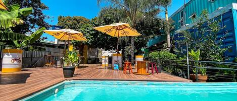 Hồ bơi ngoài trời