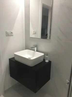 Dusche, Seife, Toilettenpapier