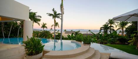 Piscine à débordement, piscine chauffée