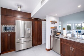 冰箱、微波炉、烤箱、炉灶