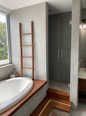 Shower, jetted tub, hair dryer, towels