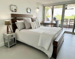 4 多间卧室、客房内保险箱、办公桌、熨斗/熨衣板