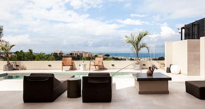 Orama Luxury Suite, 3 Bedrooms with Private Pool, Sleeps 6