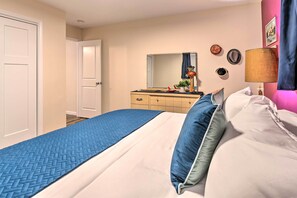 3 bedrooms, desk, iron/ironing board, travel crib - Stylish Vacation Rental - Walk to ISU! (Normal)