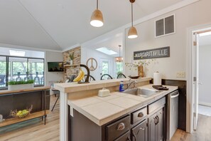 Réfrigérateur, micro-ondes, plaque de cuisson, lave-vaisselle